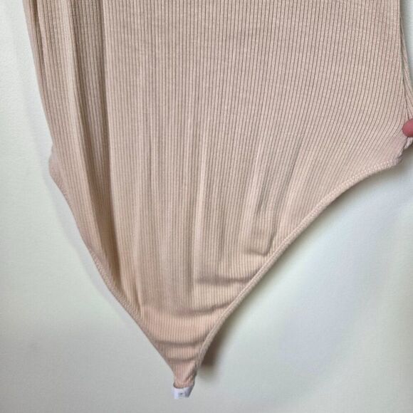 EUC ALMOST FAMOUS TAN / CREAM RIBBED SLEEVES COLLARED V NECK BODYSIUT SZ M - Picture 6 of 12